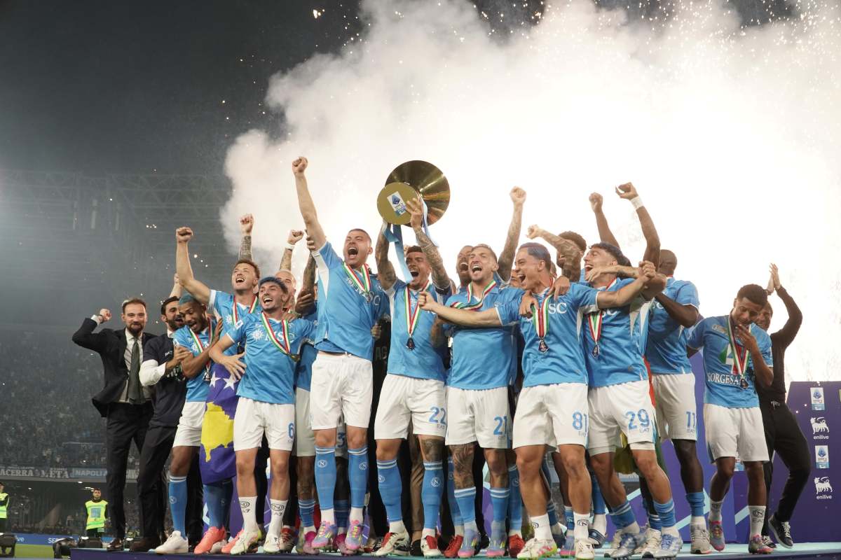 Il Napoli alza il trofeo scudetto festeggiando davanti ai fuochi d'artificio