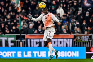 Evan Ndicka in campo con la maglia della Roma