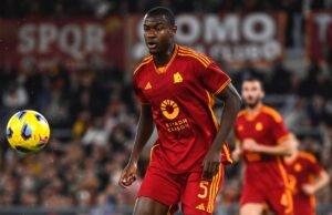 Ndicka in campo con la Roma in un match allo Stadio Olimpico