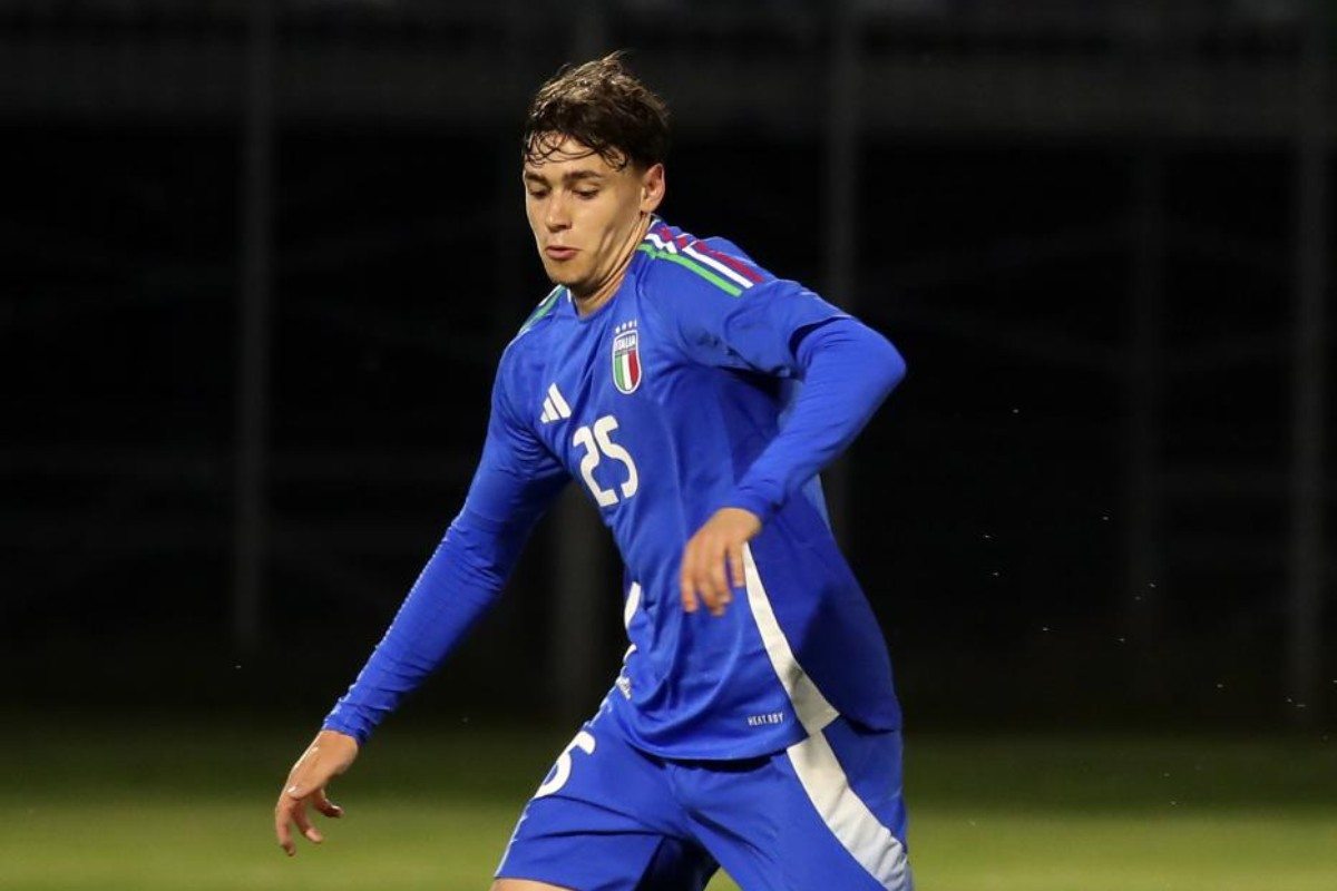Niccolo Pisilli in azione con l'Italia Under 21