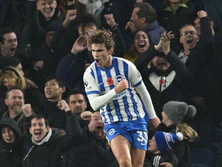 Matt O'Riley esulta dopo un gol