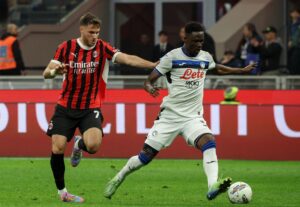 Odilon Kossounou in campo con l'Atalanta nel match di San Siro contro il Milan