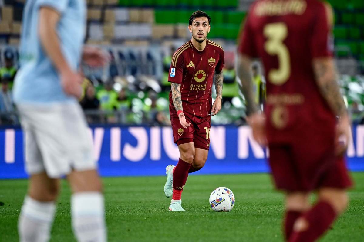 Leandro Paredes conduce il pallone guardando i compagni