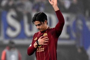 Paulo Dybala saluta i tifosi giallorossi