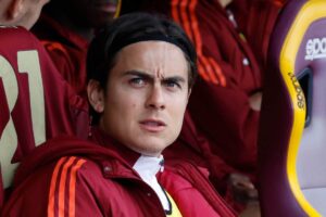 Paulo Dybala in panchina con la Roma