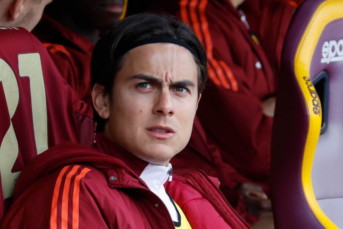 Paulo Dybala in panchina con la Roma