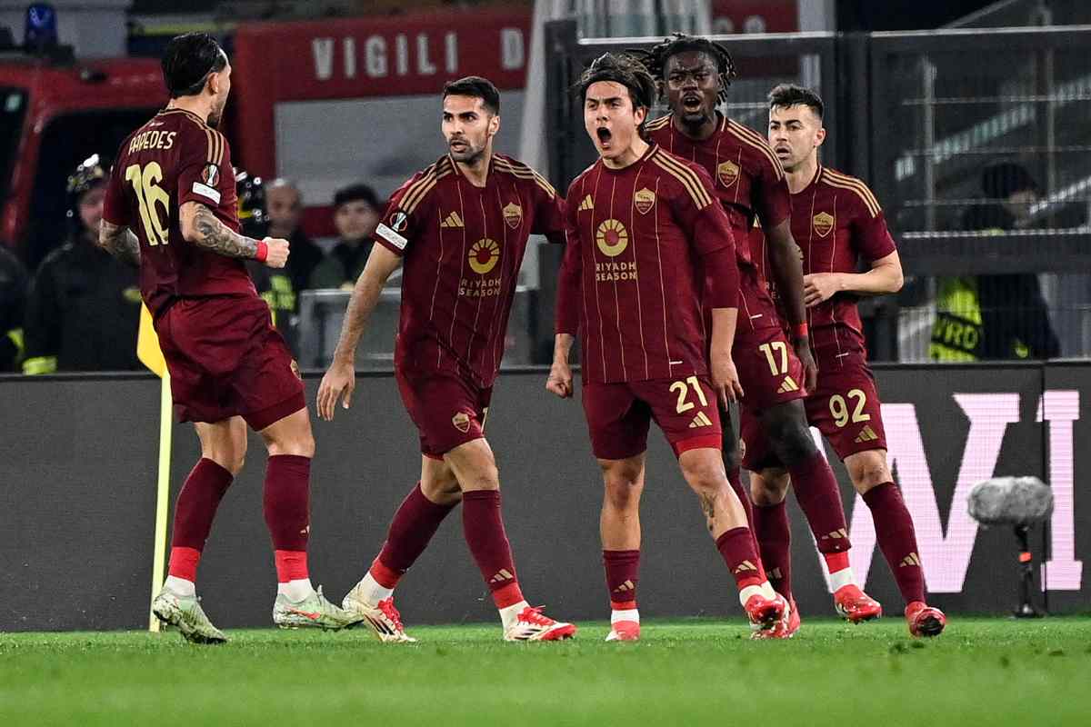Paulo Dybala esulta con gli altri giocatori della Roma