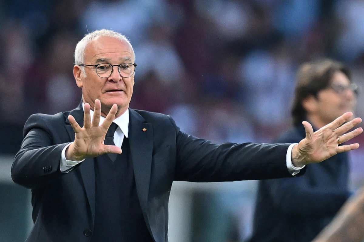 Ranieri dà indicazioni in panchina
