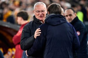 Ranieri abbraccia Conte in panchina