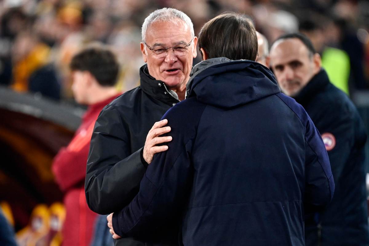 Ranieri abbraccia Conte in panchina