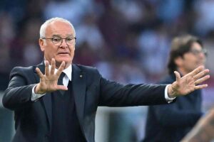 Claudio Ranieri dà indicazioni dalla panchina