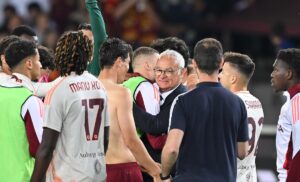 Il saluto dei giocatori della Roma a Claudio Ranieri dopo Torino-Roma