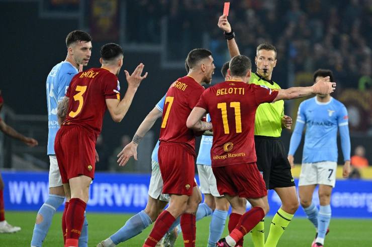 Roger Ibañez in uno dei Derby contro la Lazio
