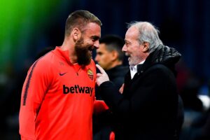 Walter Sabatini e Daniele De Rossi che parlano prima dell'inizio di un match