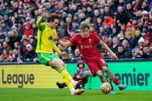 Josh Sargent in campo contro il Liverpool