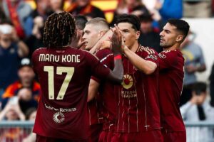 I giocatori della Roma si abbracciano dopo un gol