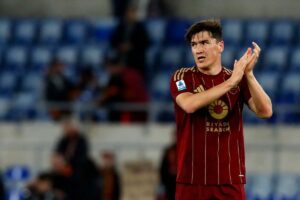 Eldor Shomurodov applaude i tifosi della Roma mentre esce dal campo