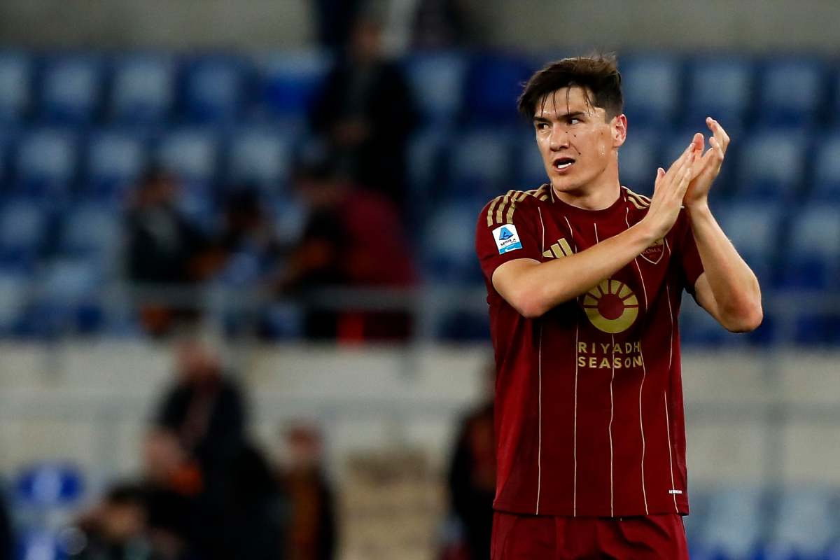 Eldor Shomurodov applaude i tifosi della Roma mentre esce dal campo