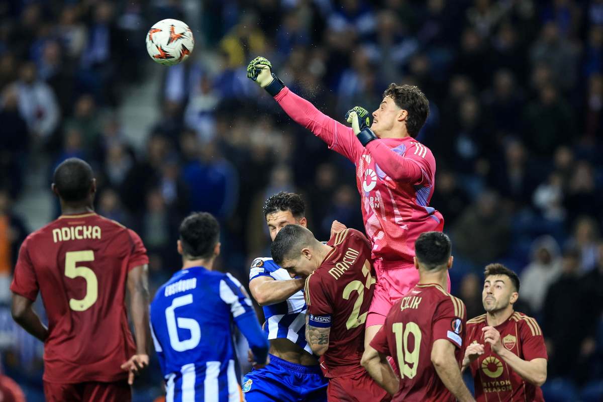 Mile Svilar smanaccia un pallone nella mischia contro il Porto