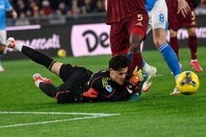 Mile Svilar in uscita bassa per anticipare un avversario
