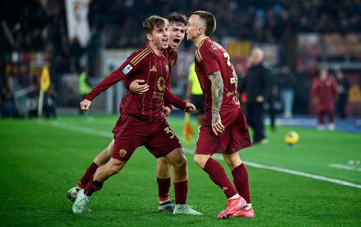 Tommaso Baldanzi esulta coi compagni dopo un gol