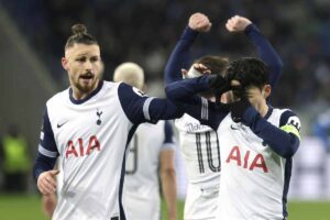 Dragusin con la maglia del Tottenham