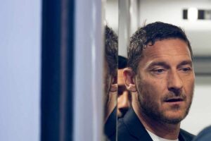 Francesco Totti con lo sguardo perplesso