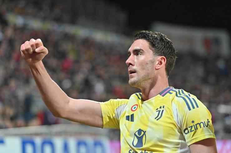 Vlahovic esulta mostrando il pugno