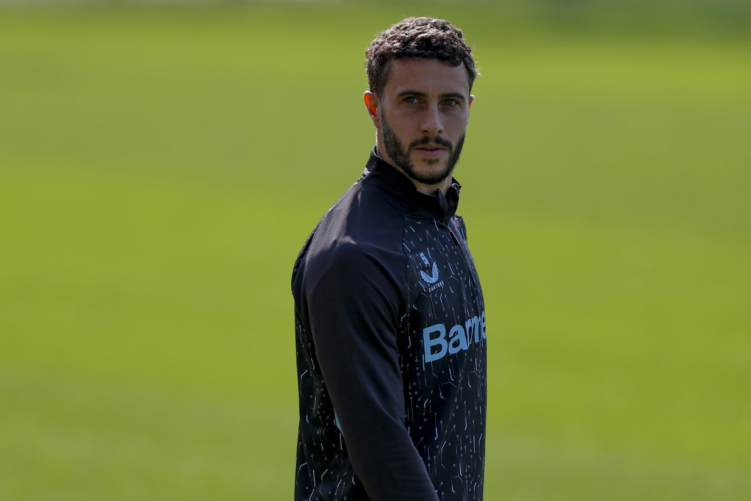 Mario Hermoso osserva