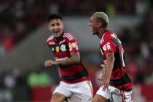 Wesley Franca esulta dopo un gol con il Flamengo