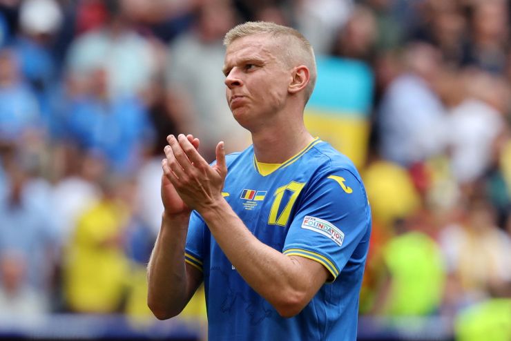 Zinchenko applaude con la maglia dell'Ucraina