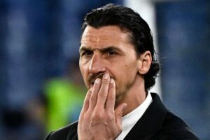 Zlatan Ibrahimovic porta la mano alla bocca