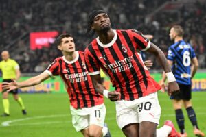 Abraham esulta dopo un goal.