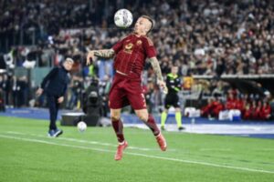 Angeliño stoppa il pallone