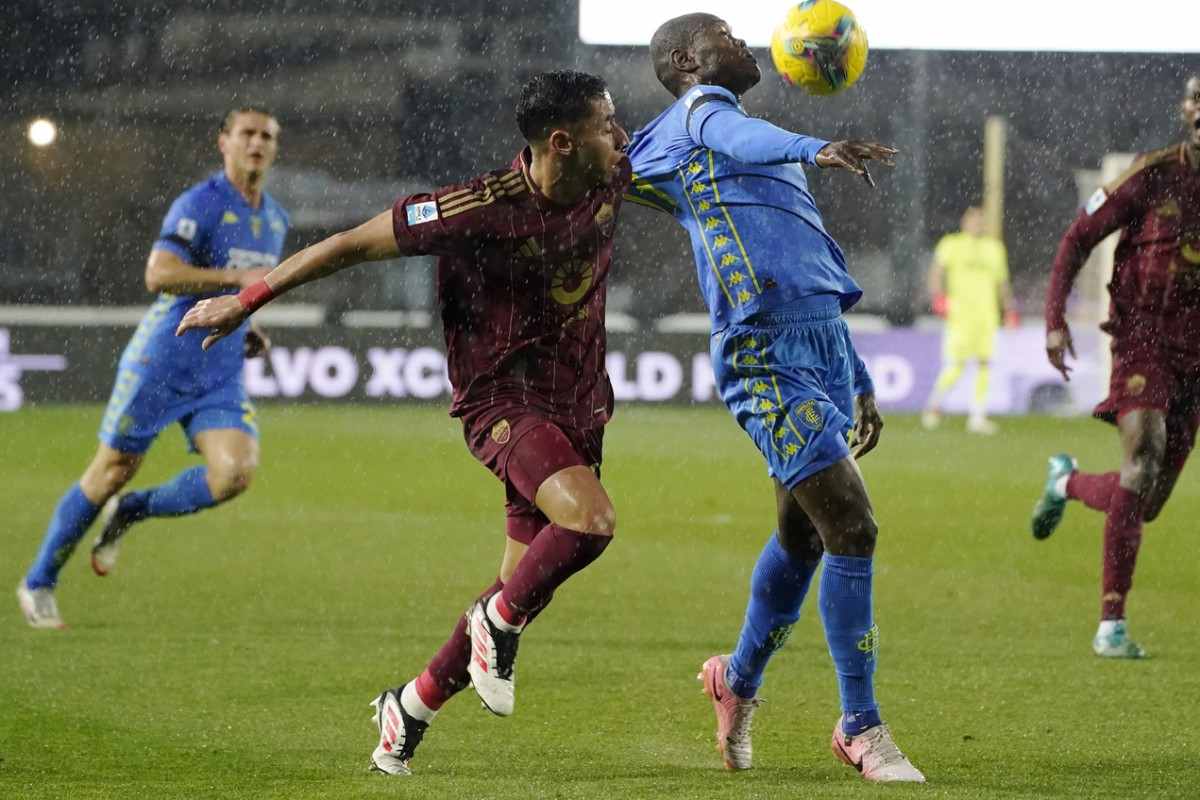 Anass Salah Eddine in azione con la Roma