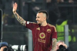 Angelino saluta il pubblico dell'Olimpico