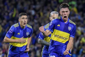 Anselmino esulta con la maglia del Boca