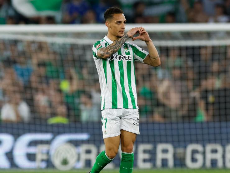 Antony esulta dopo un gol