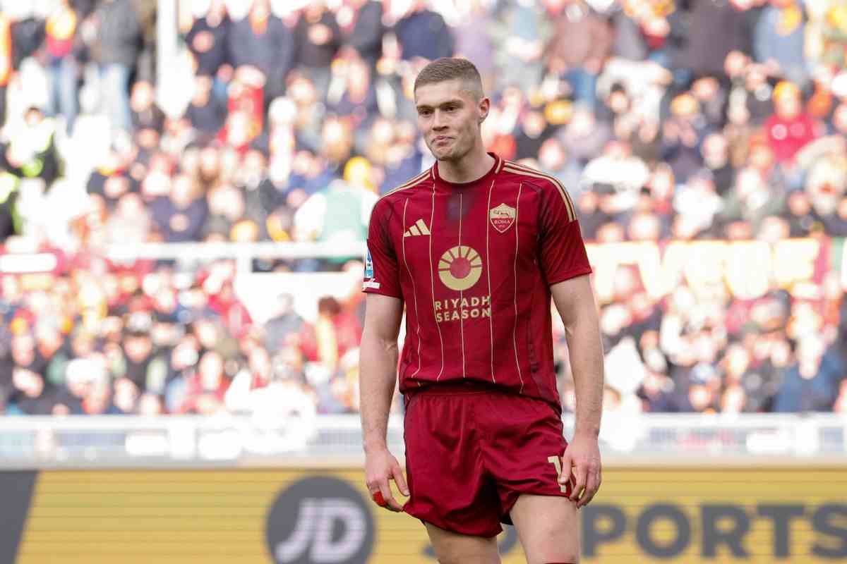 Artem Dovbyk durante un match con la Roma