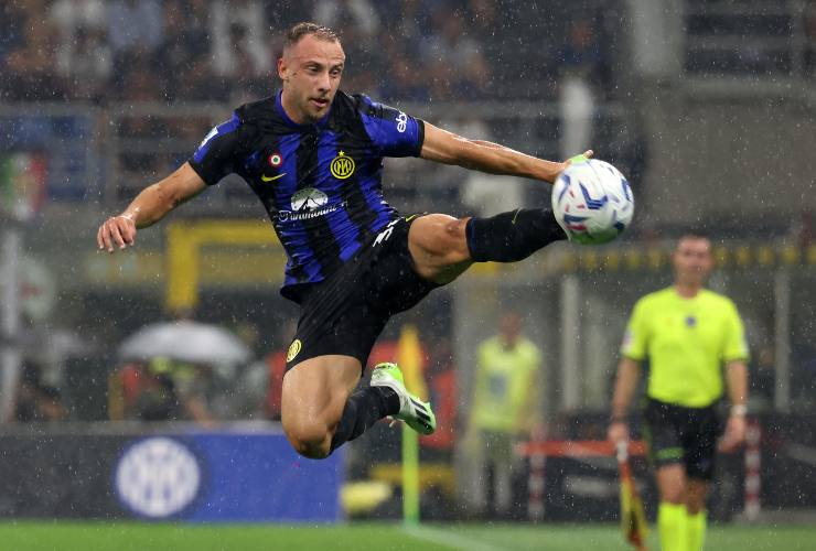 Carlos Augusto controlla il pallone in acrobazia