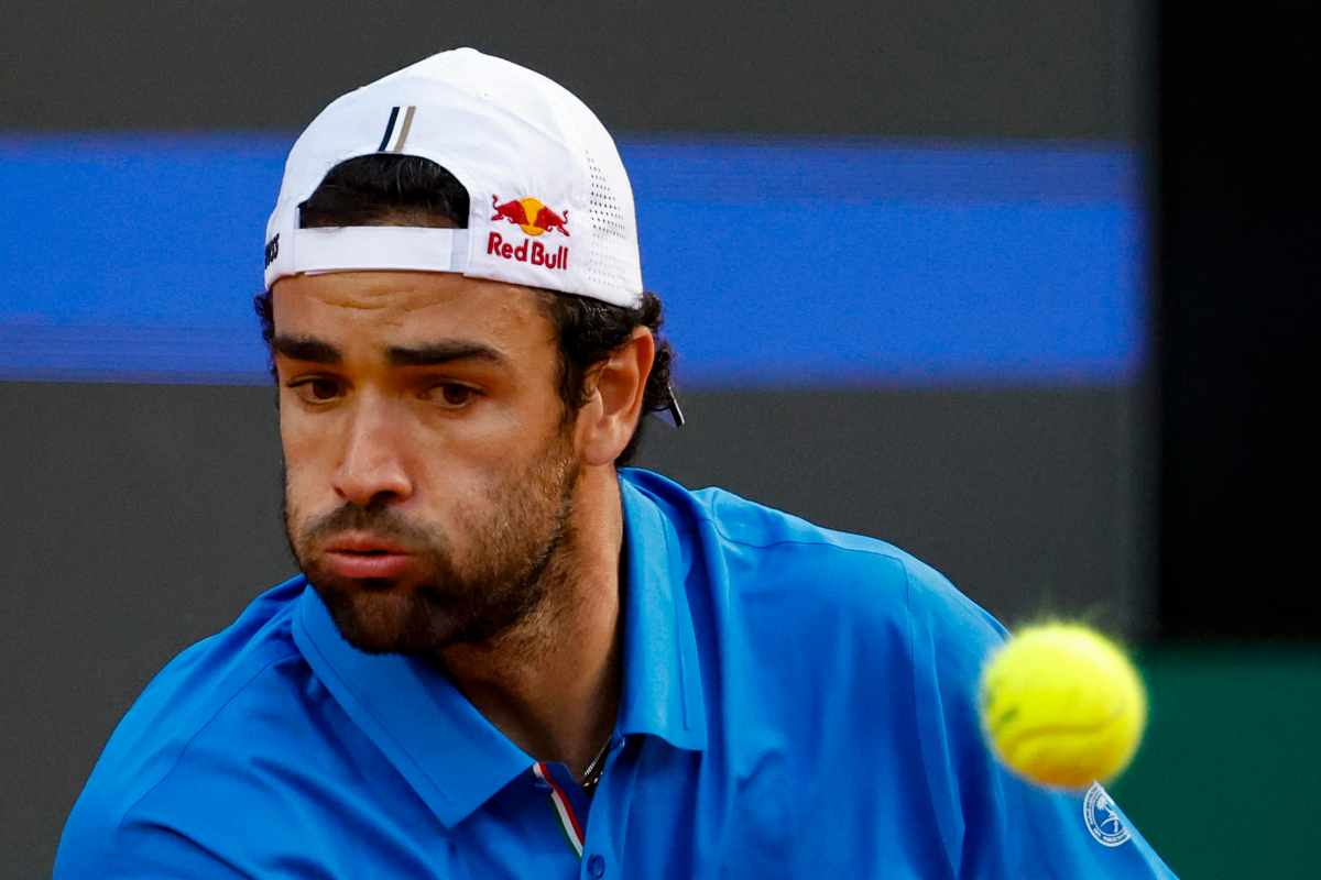 Berrettini colpisce la pallina in campo