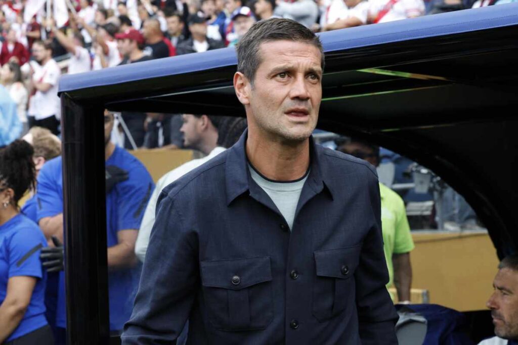 Chivu sulla panchina dell'Inter