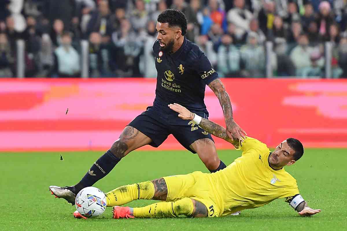 Douglas Luiz con la maglia della Juve