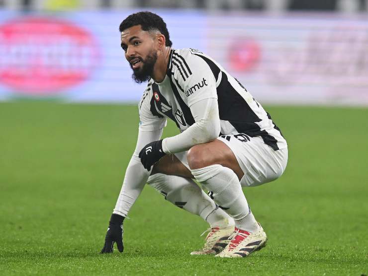 Douglas Luiz piegato in campo