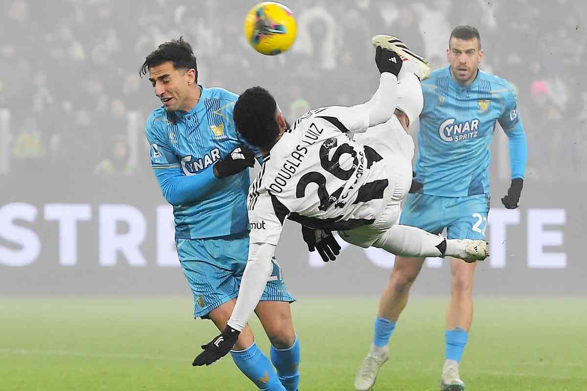 Douglas Luiz prova una rovesciata