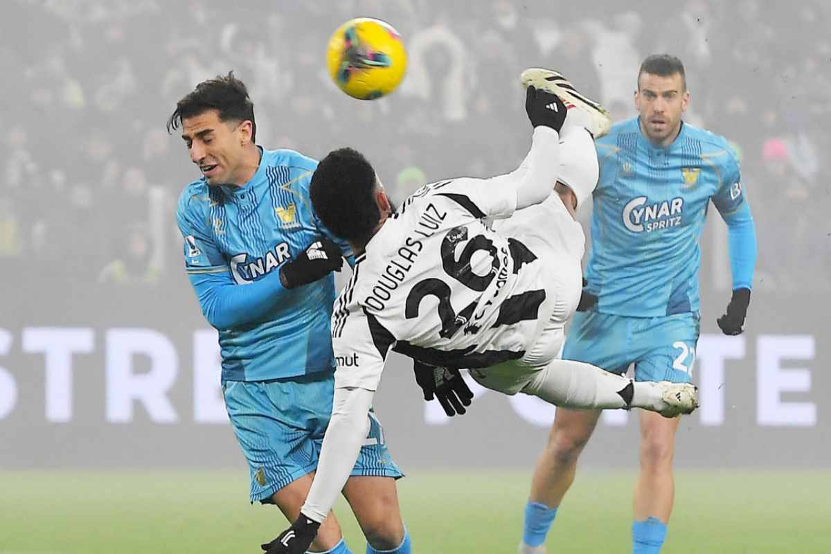 Douglas Luiz contro il Napoli