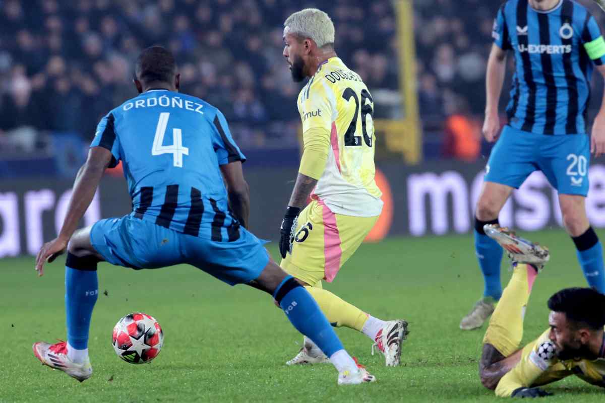 Douglas Luiz con la maglia della Juve
