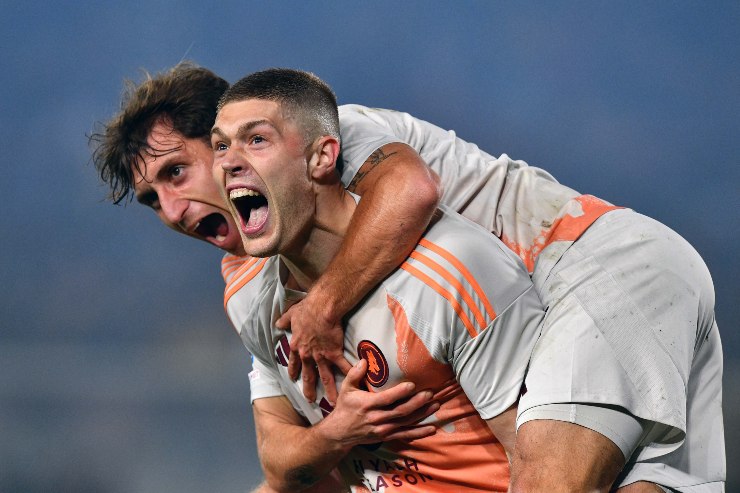 Artem Dovbyk esulta dopo il gol