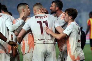 Dovbyk con la maglia della Roma