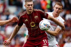 Artem Dovbyk in campo con la Roma